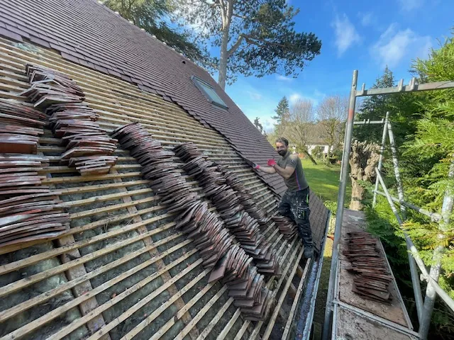 Pose de tuiles neuves sur une toiture
