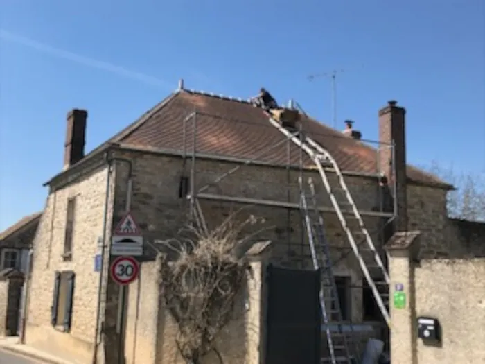 Rénovation de toiture sur maison en pierre ancienne