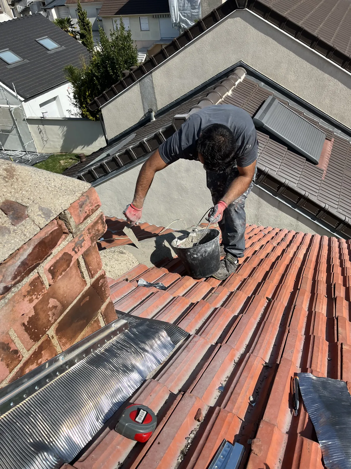 Étanchéité et solin de cheminée sur toiture en tuiles à Massy