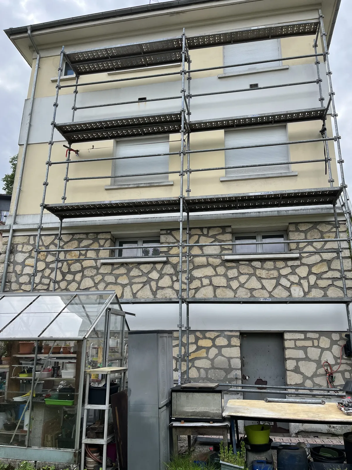 Façade sous échafaudage avant ravalement à Antony