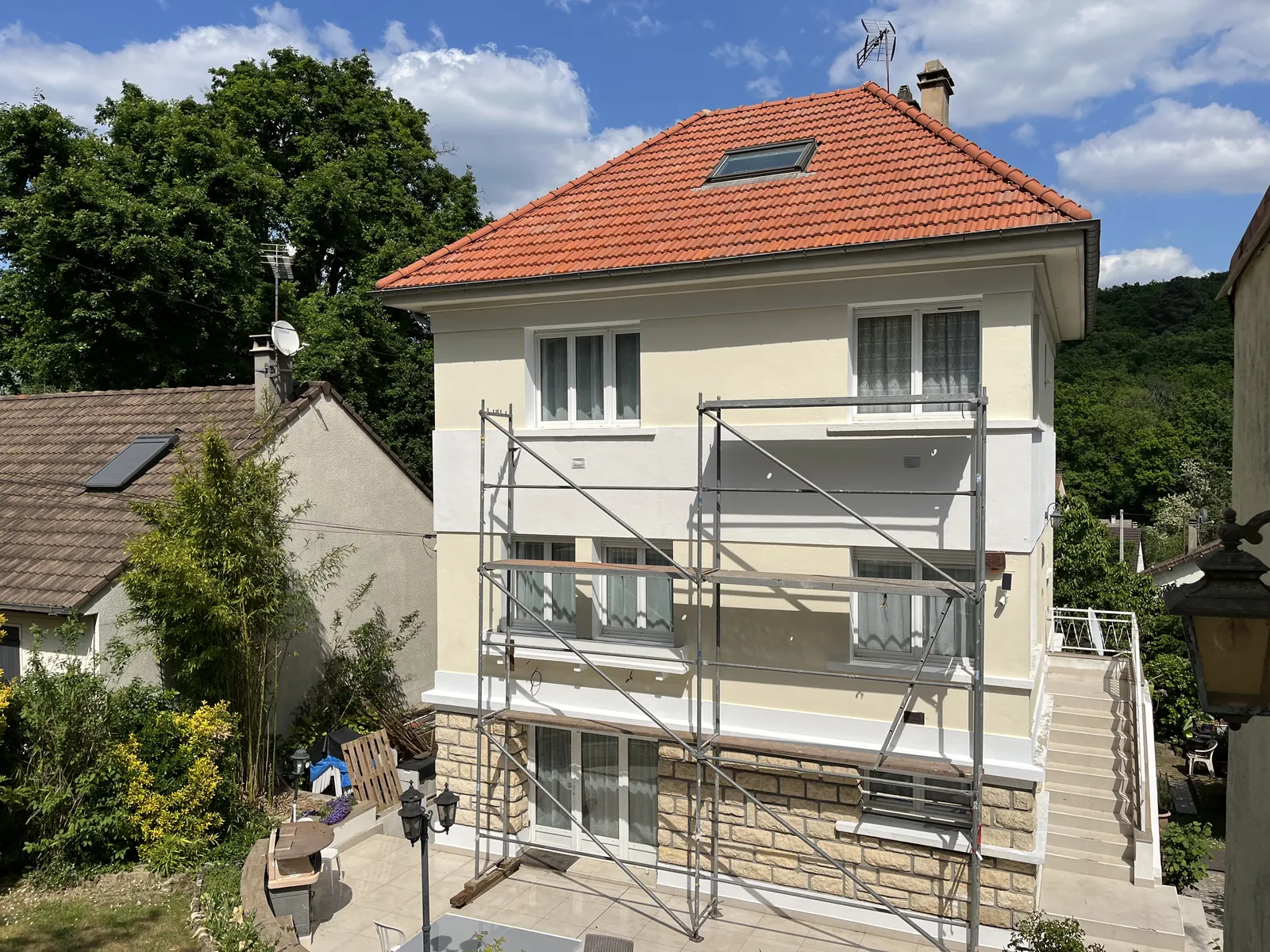 Maison rénovée à Wissous : toiture en tuiles et façade ravalée par Brian Lafleur