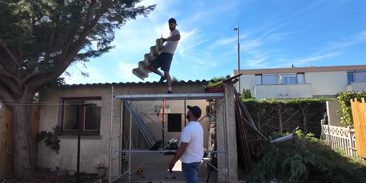 Couvreurs Brian Lafleur sur l'ancienne toiture d'un garage, au début du chantier